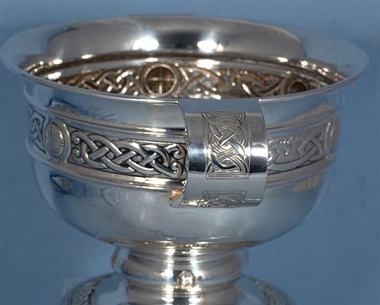 A George V Arts & Crafts silver rose bowl, Dia to handles 258mm, weight 17.5oz/545grms